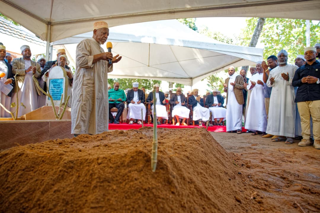 Dk. Mwinyi aongoza mamia kumzika Abbas Mwinyi