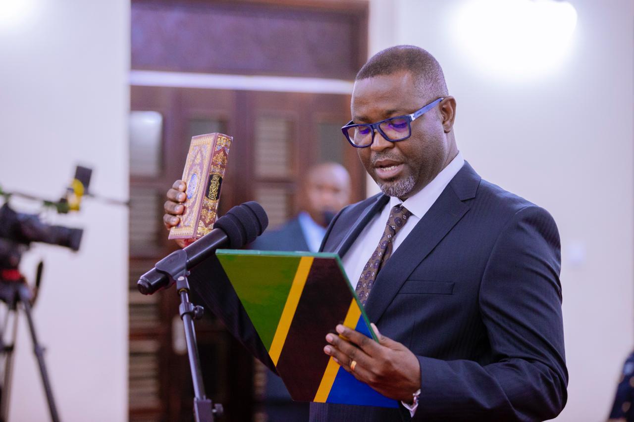 Rais Samia amuapisha mwanasheria mkuu wa serikali