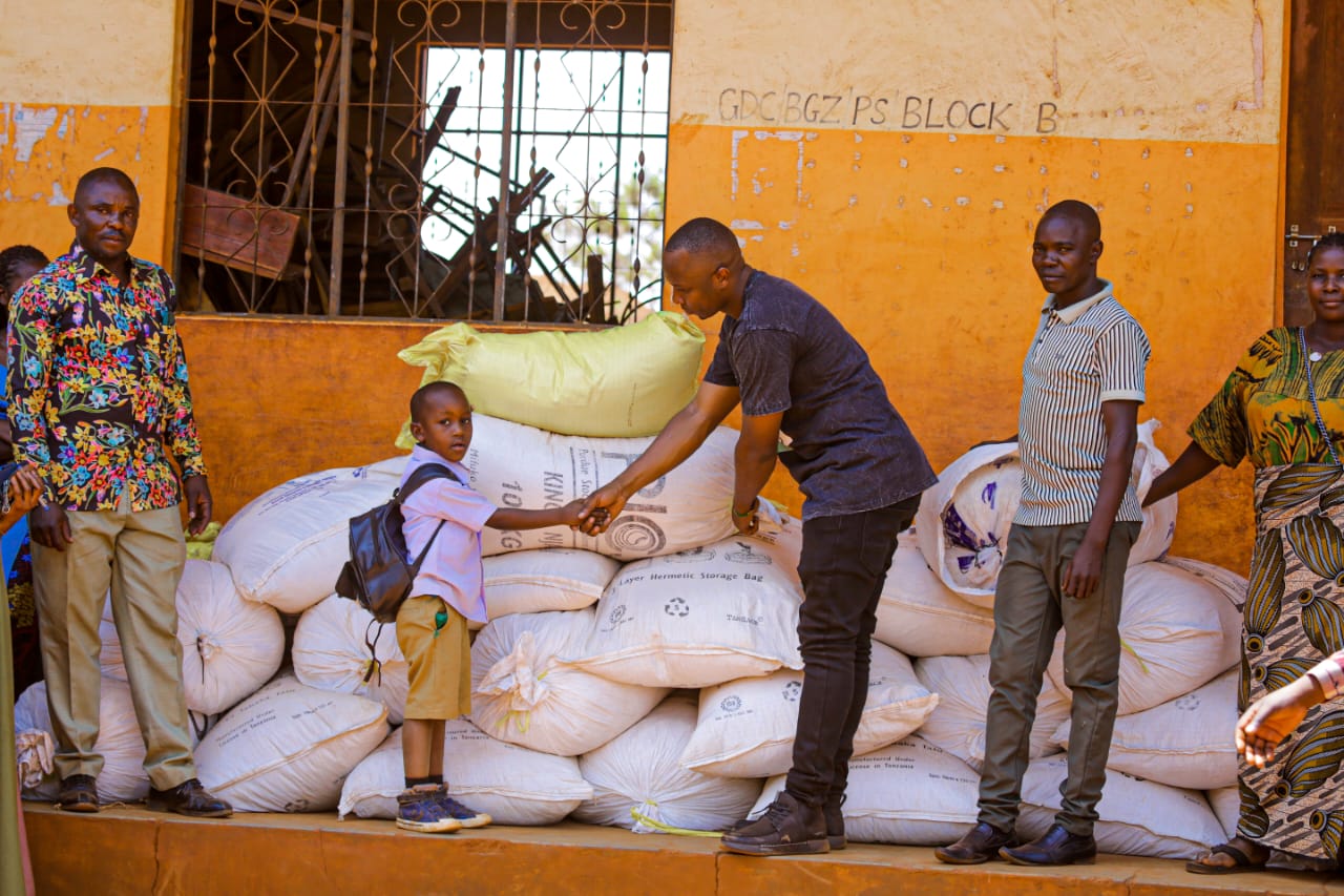 Wanafunzi 1,700 Bagaza wafaidika msaada wa mahindi, sukari
