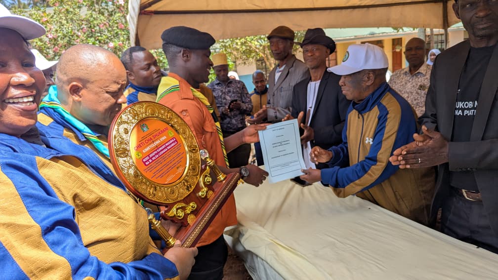Mzee Masabala atunukiwa tuzo mchango wa elimu Kibeta